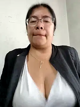 Snapshot of __valentina18 chatting on 11/05/25, 01:00 valentina18 online show from 11/05/25, 01:00