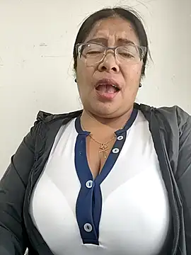 Snapshot of __valentina18 chatting on 11/07/25, 01:00 valentina18 online show from 11/07/25, 01:00