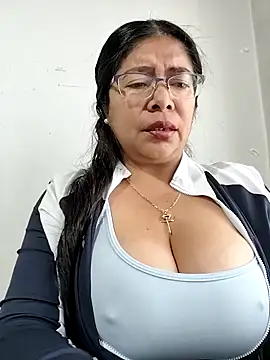 Snapshot of __valentina18 chatting on 11/08/25, 01:11 valentina18 online show from 11/08/25, 01:11