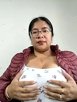 Snapshot of __valentina18 chatting on 11/13/25, 01:10 valentina18 online show from 11/13/25, 01:10