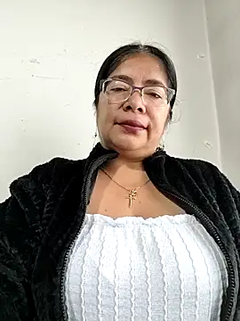 Snapshot of __valentina18 chatting on 11/19/25, 01:00 valentina18 online show from 11/19/25, 01:00