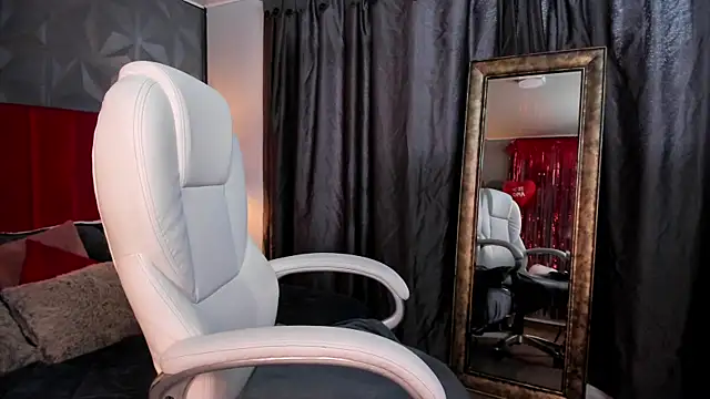 Snapshot of _Nicoletteshea_ chatting on 02/10/25, 10:09 Nicoletteshea online show from 02/10/25, 10:09