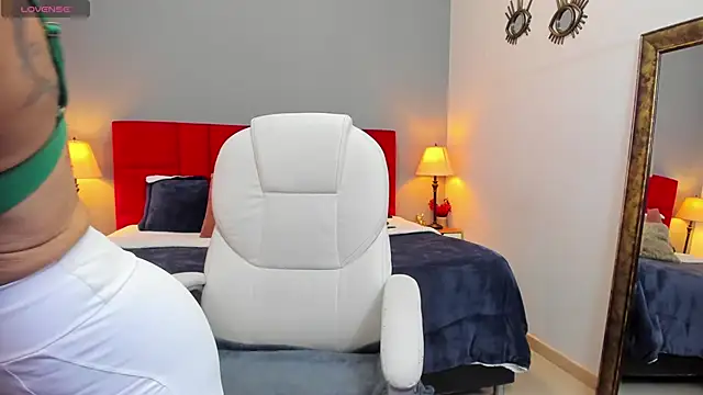 Snapshot of _Nicoletteshea_ chatting on 12/18/25, 08:37 Nicoletteshea online show from 12/18/25, 08:37