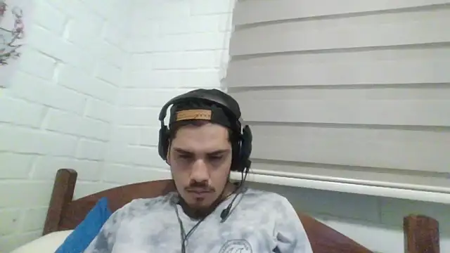 Snapshot of hung_weeb chatting on 12/10/24, 12:28 hung weeb online show from 12/10/24, 12:28