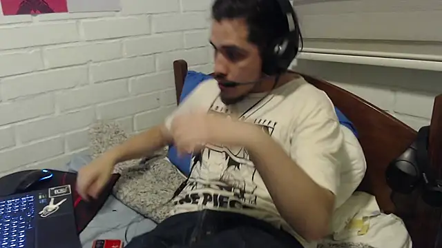 Snapshot of hung_weeb chatting on 12/12/24, 03:43 hung weeb online show from 12/12/24, 03:43