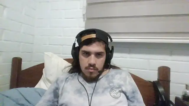 Snapshot of hung_weeb chatting on 12/15/24, 03:24 hung weeb online show from 12/15/24, 03:24