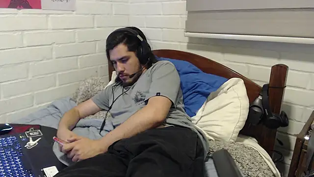 Snapshot of hung_weeb chatting on 12/19/24, 02:56 hung weeb online show from 12/19/24, 02:56