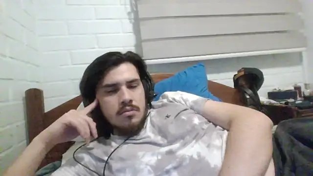 Snapshot of hung_weeb chatting on 12/24/24, 03:38 hung weeb online show from 12/24/24, 03:38