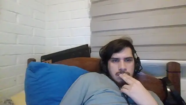 Snapshot of hung_weeb chatting on 01/15/25, 03:22 hung weeb online show from 01/15/25, 03:22