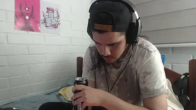 Snapshot of hung_weeb chatting on 02/13/25, 02:45 hung weeb online show from 02/13/25, 02:45