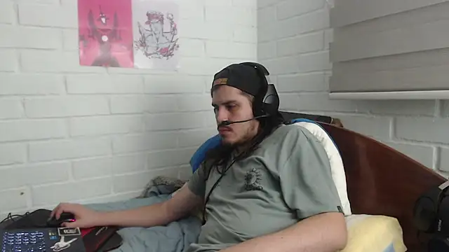 Snapshot of hung_weeb chatting on 02/17/25, 04:31 hung weeb online show from 02/17/25, 04:31