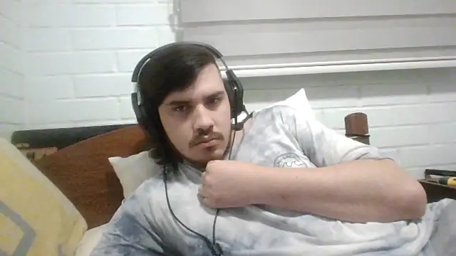 Snapshot of hung_weeb chatting on 10/27/25, 03:54 hung weeb online show from 10/27/25, 03:54