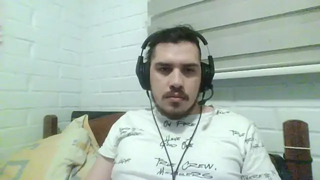 Snapshot of hung_weeb chatting on 10/30/25, 01:51 hung weeb online show from 10/30/25, 01:51