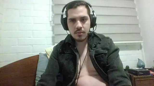 Snapshot of hung_weeb chatting on 11/19/25, 04:23 hung weeb online show from 11/19/25, 04:23