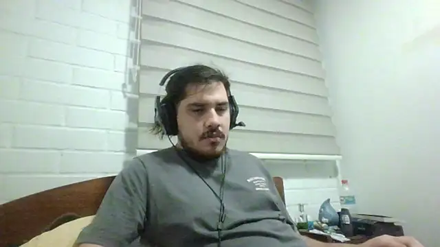 Snapshot of hung_weeb chatting on 04/01/26, 03:18 hung weeb online show from 04/01/26, 03:18