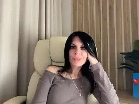 Snapshot of InjaAtHome chatting on 04/14/26, 05:52 InjaAtHome online show from 04/14/26, 05:52