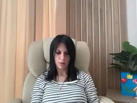 Snapshot of InjaAtHome chatting on 04/17/26, 05:32 InjaAtHome online show from 04/17/26, 05:32