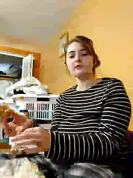 Snapshot of Snowbunnycake_131 chatting on 12/07/24, 06:37 Snowbunnycake 131 online show from 12/07/24, 06:37