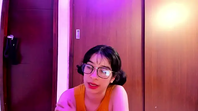 Snapshot of _Lunnaa_ chatting on 12/17/24, 05:51 Lunnaa online show from 12/17/24, 05:51