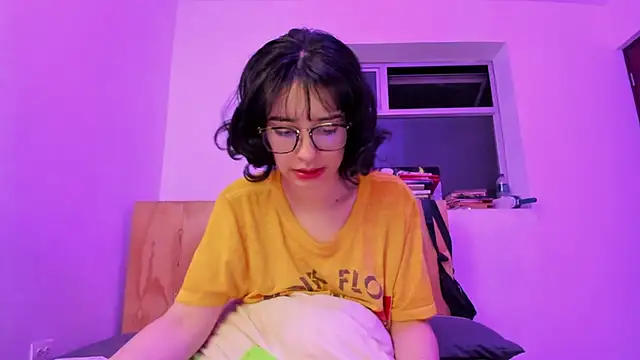 Snapshot of _Lunnaa_ chatting on 12/19/24, 01:28 Lunnaa online show from 12/19/24, 01:28