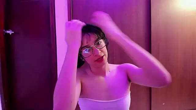 Snapshot of _Lunnaa_ chatting on 12/30/24, 05:04 Lunnaa online show from 12/30/24, 05:04