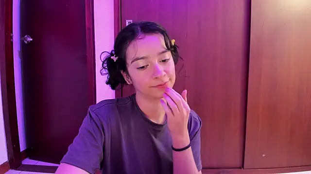 Snapshot of _Lunnaa_ chatting on 02/23/25, 05:01 Lunnaa online show from 02/23/25, 05:01