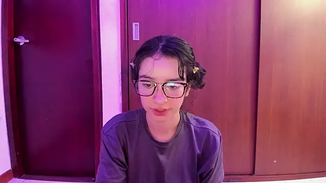 Snapshot of _Lunnaa_ chatting on 02/24/25, 04:49 Lunnaa online show from 02/24/25, 04:49