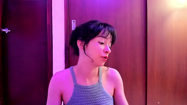 Snapshot of _Lunnaa_ chatting on 03/02/25, 02:19 Lunnaa online show from 03/02/25, 02:19