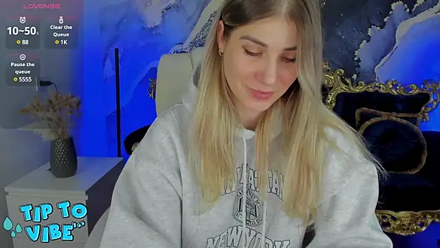 Snapshot of CassandraGood chatting on 02/11/25, 10:48 CassandraGood online show from 02/11/25, 10:48