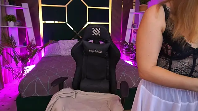 Snapshot of CassandraGood chatting on 09/23/25, 08:39 CassandraGood online show from 09/23/25, 08:39