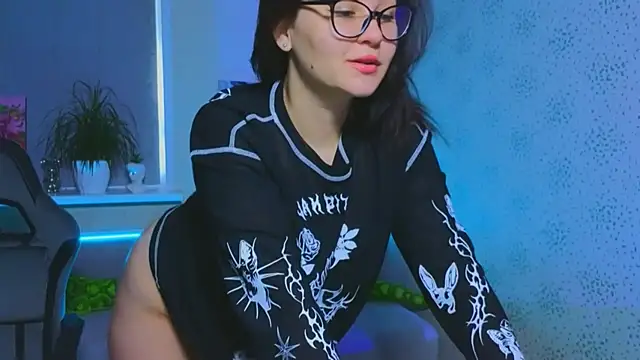 EsterLogan online show from 11/09/25, 10:13