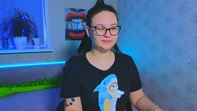 EsterLogan online show from 11/22/25, 06:45