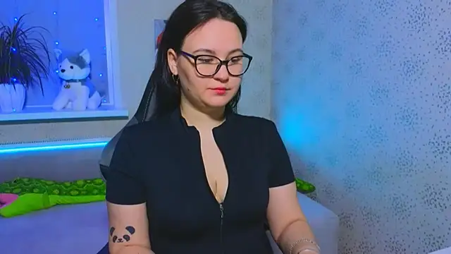 EsterLogan online show from 11/30/25, 09:35