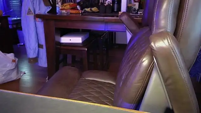 Snapshot of Briefs_bud chatting on 11/12/25, 12:33 Briefs bud online show from 11/12/25, 12:33