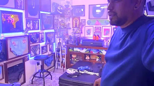 Snapshot of Briefs_bud chatting on 11/25/25, 01:27 Briefs bud online show from 11/25/25, 01:27