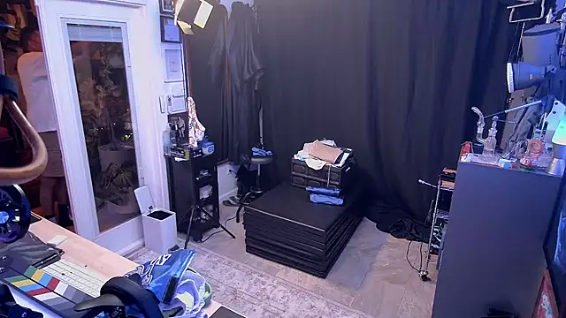 Snapshot of Briefs_bud chatting on 12/19/25, 03:57 Briefs bud online show from 12/19/25, 03:57