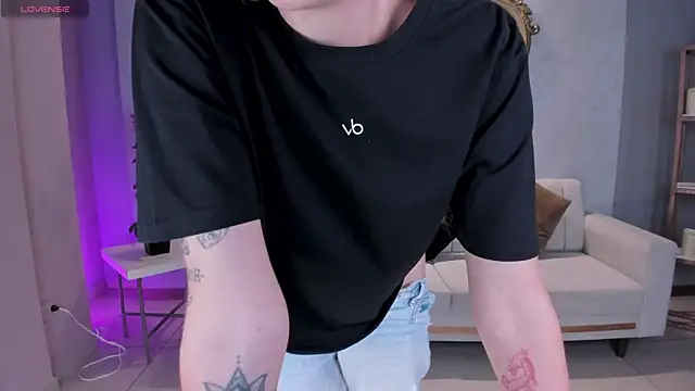 NiaHolland online show from 12/16/25, 07:08