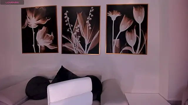 Snapshot of NiaHolland chatting on 02/25/26, 06:06 NiaHolland online show from 02/25/26, 06:06