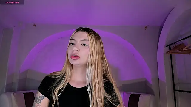 Snapshot of NiaHolland chatting on 03/24/26, 06:35 NiaHolland online show from 03/24/26, 06:35