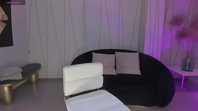 Snapshot of NiaHolland chatting on 04/18/26, 04:55 NiaHolland online show from 04/18/26, 04:55