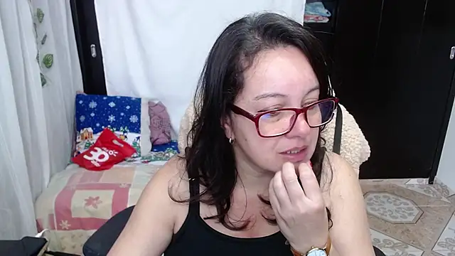 Snapshot of Sonialorens_ chatting on 12/15/24, 01:43 Sonialorens  online show from 12/15/24, 01:43