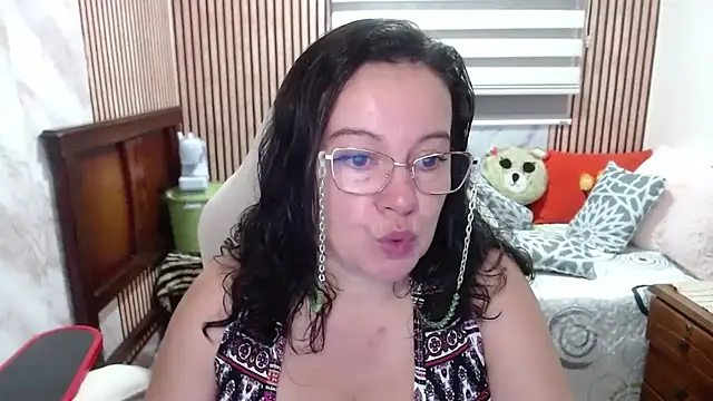 Sonialorens  online show from 05/06/26, 04:12