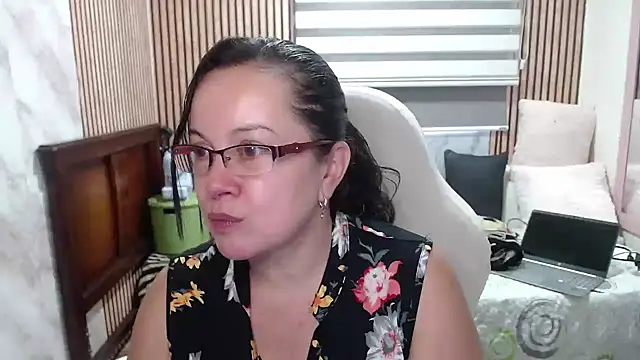 Sonialorens  online show from 06/09/26, 08:20