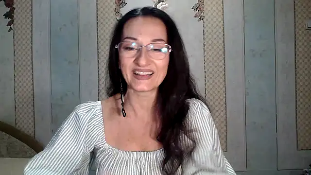Snapshot of Antralyn chatting on 10/21/25, 09:21 Antralyn online show from 10/21/25, 09:21