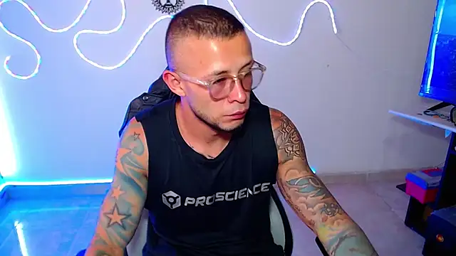 Snapshot of sebastian_horny chatting on 12/21/25, 05:31 sebastian horny online show from 12/21/25, 05:31