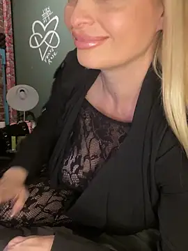 Snapshot of Lisavontease chatting on 09/20/25, 12:50 Lisavontease online show from 09/20/25, 12:50