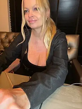 Snapshot of Lisavontease chatting on 10/18/25, 10:43 Lisavontease online show from 10/18/25, 10:43