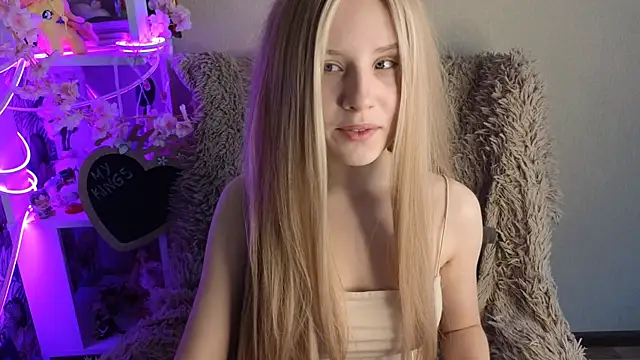 Snapshot of sarakaell chatting on 10/13/25, 02:44 sarakaell online show from 10/13/25, 02:44