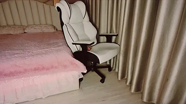 Snapshot of Girl__Funny chatting on 12/28/24, 08:04 Girl Funny online show from 12/28/24, 08:04