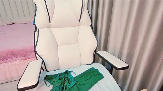 Snapshot of Girl__Funny chatting on 12/29/24, 05:01 Girl Funny online show from 12/29/24, 05:01